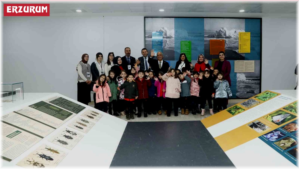 Anaokulu öğrencileri, Rektör Çomaklı ile birlikte biyoçeşitlilik bilim müzesini gezdi