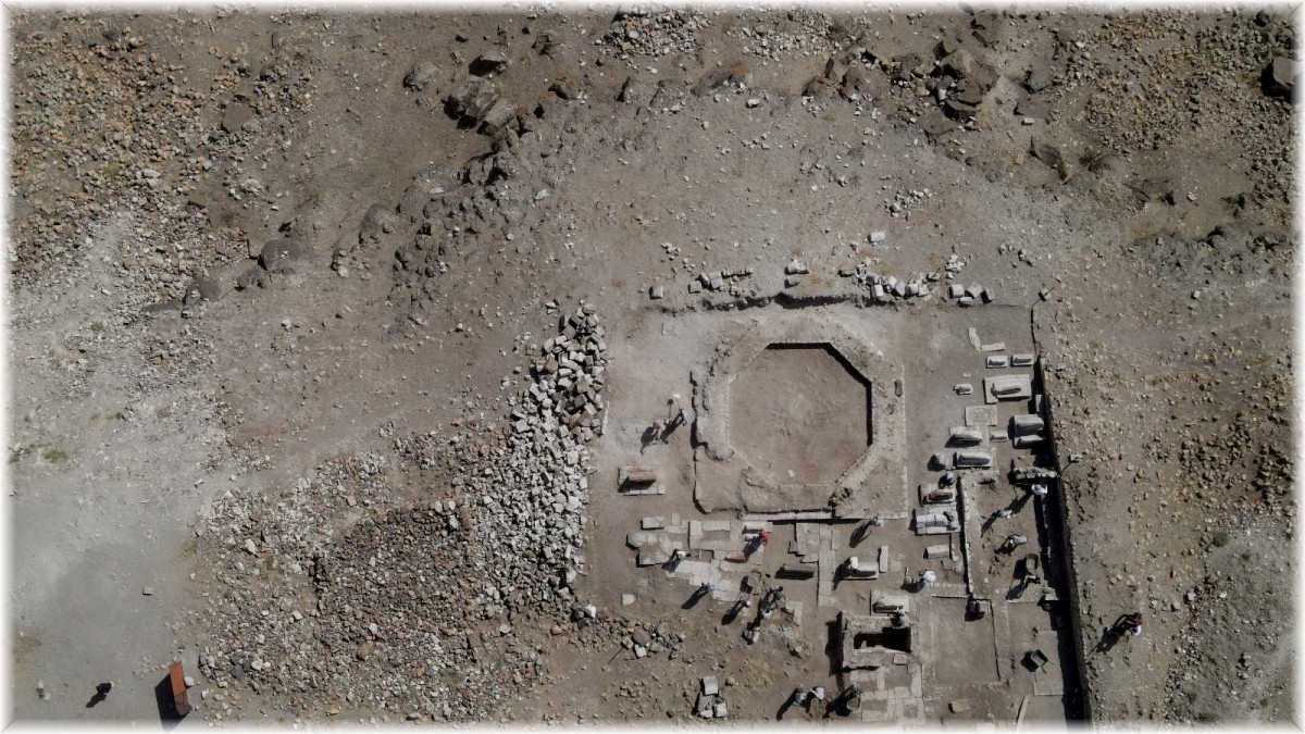 Ani'de bulunan kümbet ve oda mezarlar havadan görüntülendi