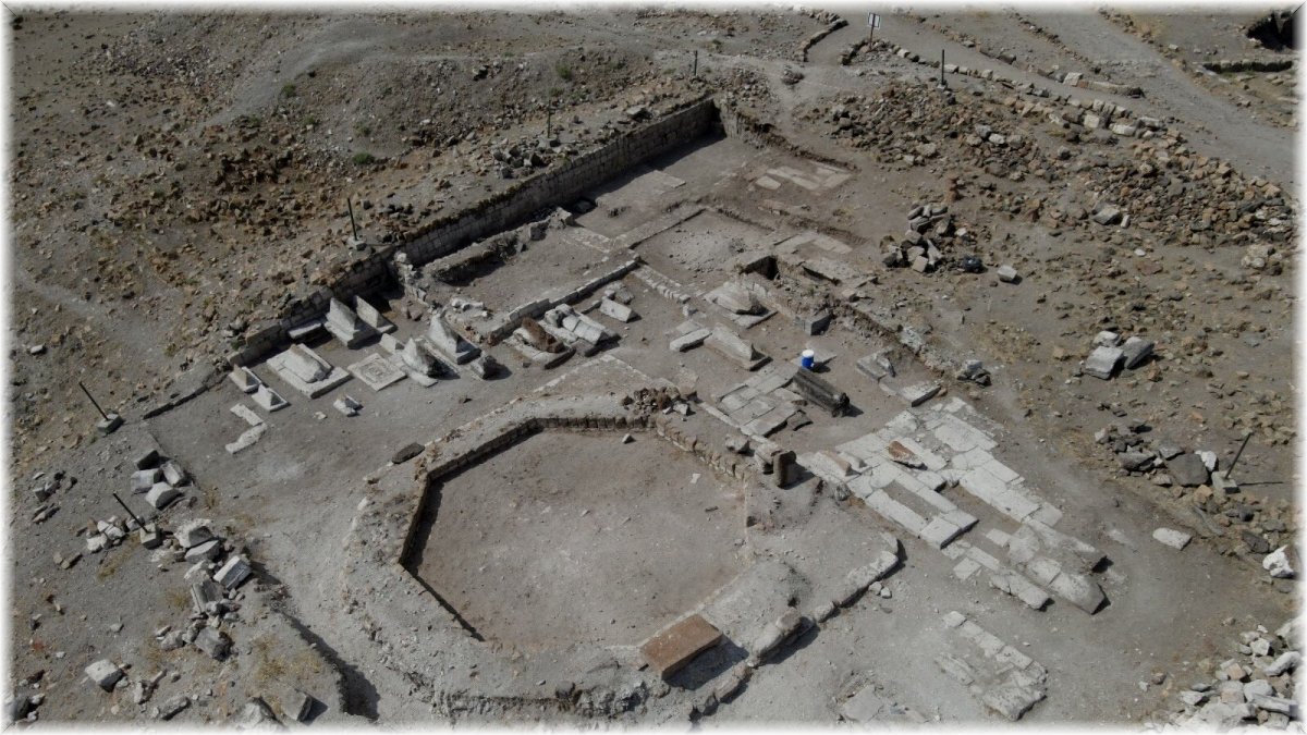 Ani Örenyerinde Selçuklu Mezarlığı ortaya çıkarıldı