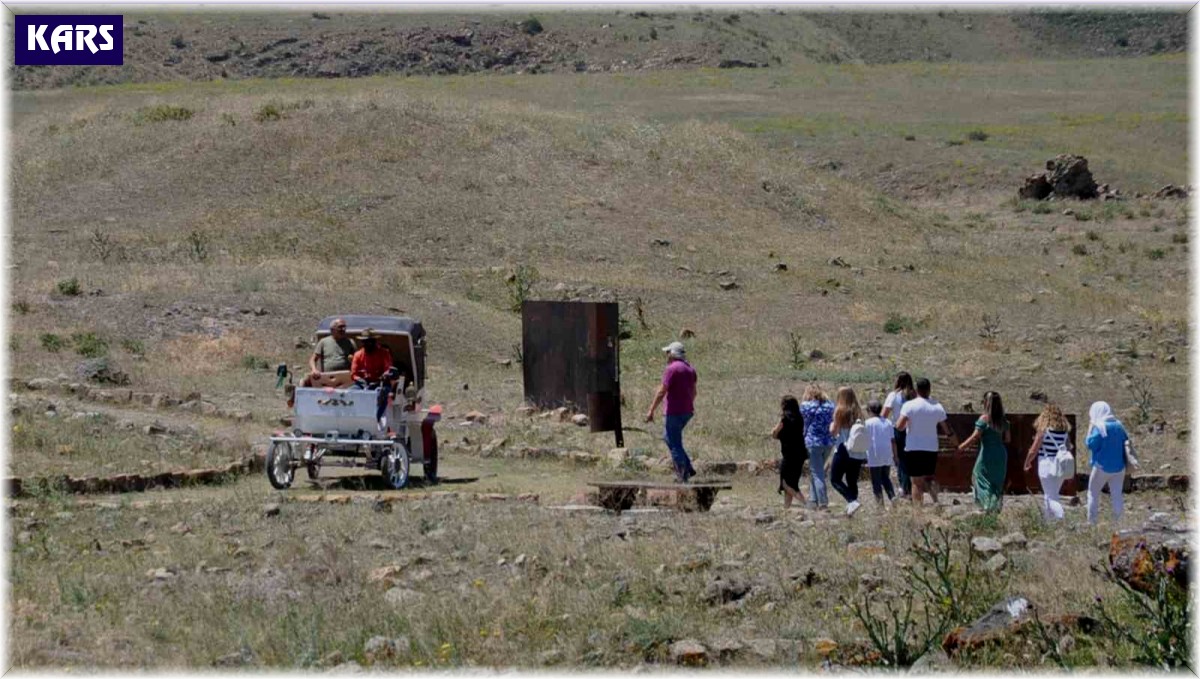 Ani'yi turistler elektrikli faytonla geziyor