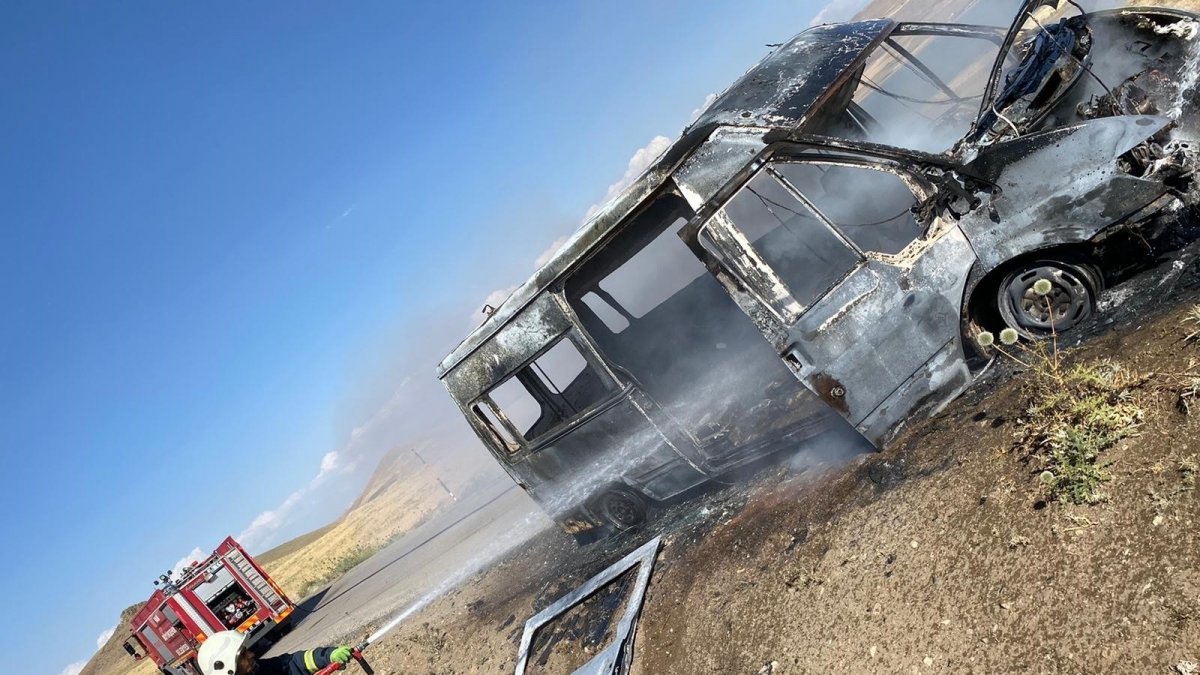 Aniden alev alan minibüs kullanılamaz hale geldi