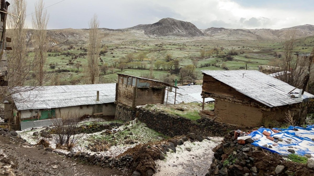 Aniden başlayan dolu köyü beyaza bürüdü