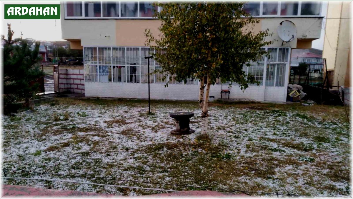 Aniden bastıran dolu yağışı ilçeyi beyaza bürüdü