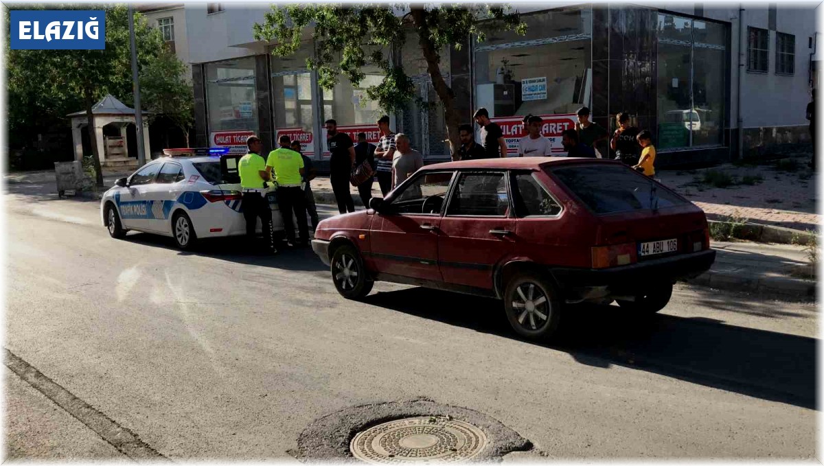 Aniden yola çıkan 3 çocuğa otomobil çarptı