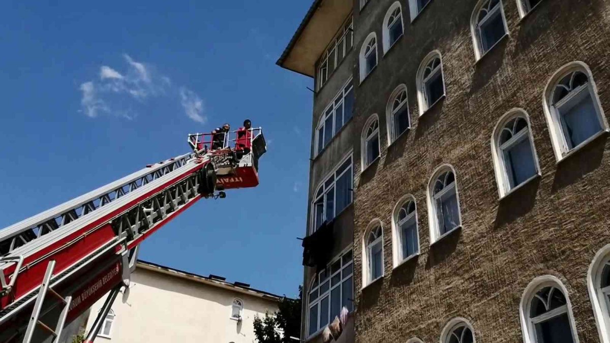 Anne anahtarı evde unuttu, 1 yaşındaki bebek evde mahsur kaldı