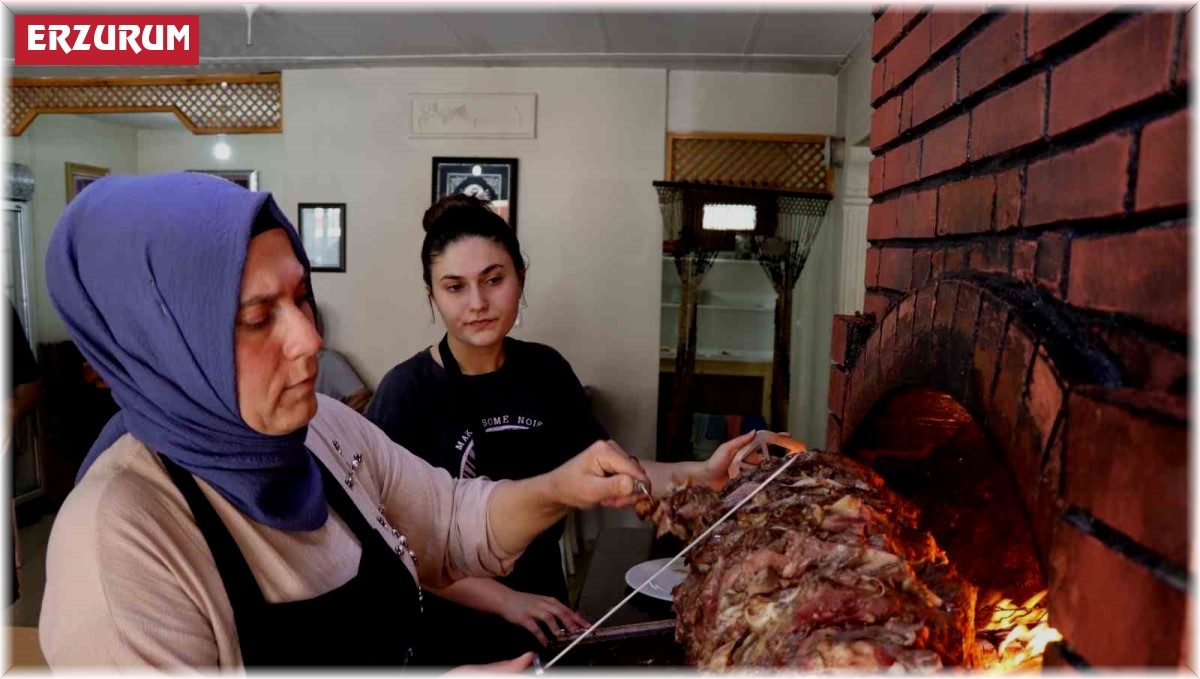 Anne kız cağ kebabı yapıyor