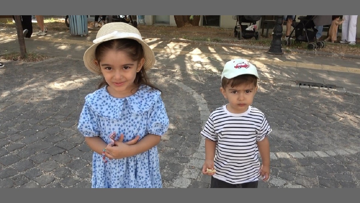 Anne ve babaları içeride ter dökerken çocuklar dışarıda bekledi