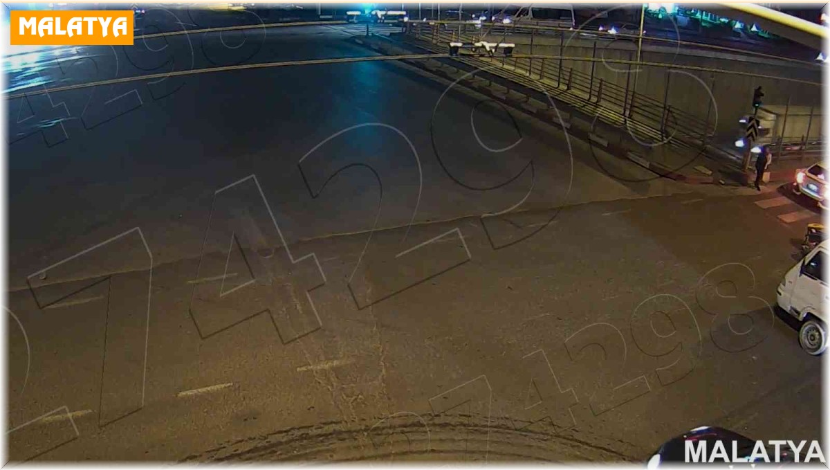 Anne ve bebeğinin saniyelerle ölümden döndüğü kaza kamerada