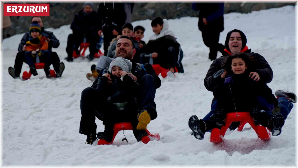 Anne ve çocukların Palandöken'de kızak keyfi