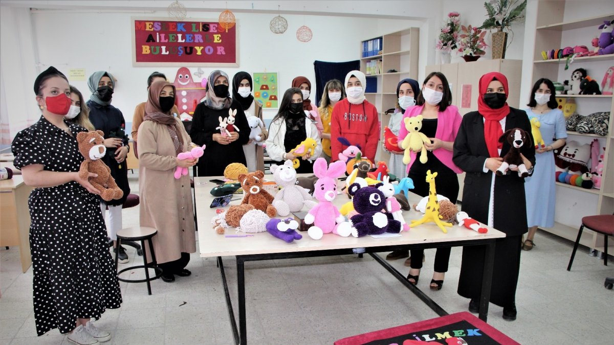 Anneler ve çocukları, ihtiyaç sahipleri için örgü bebek yapmaya başladı