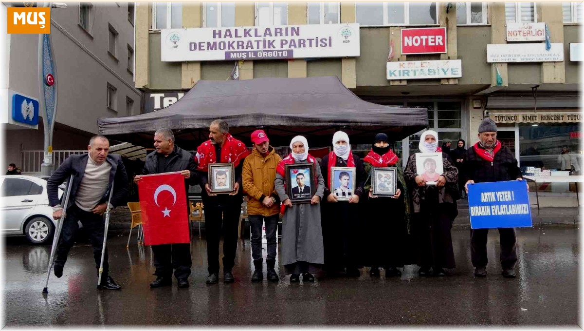 Annelerden yağmur altında evlat nöbeti