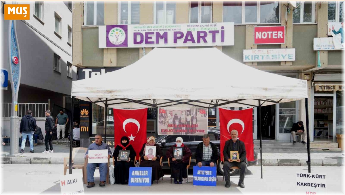 Annelerin evlat nöbeti devam ediyor