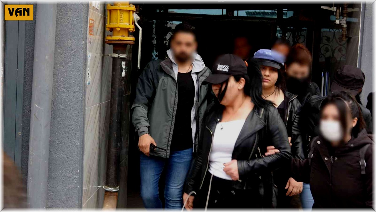 Annelerin eylemi sırasında PKK paçavrasını açan kadınlar gözaltına alındı