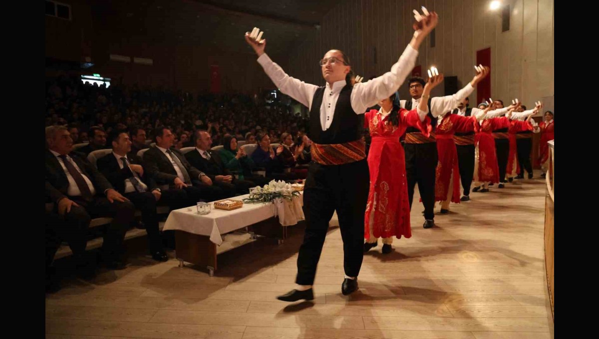 "Annem kanseri ikinci kez yendi" diyen öğrenci salonda dakikalarca alkışlandı