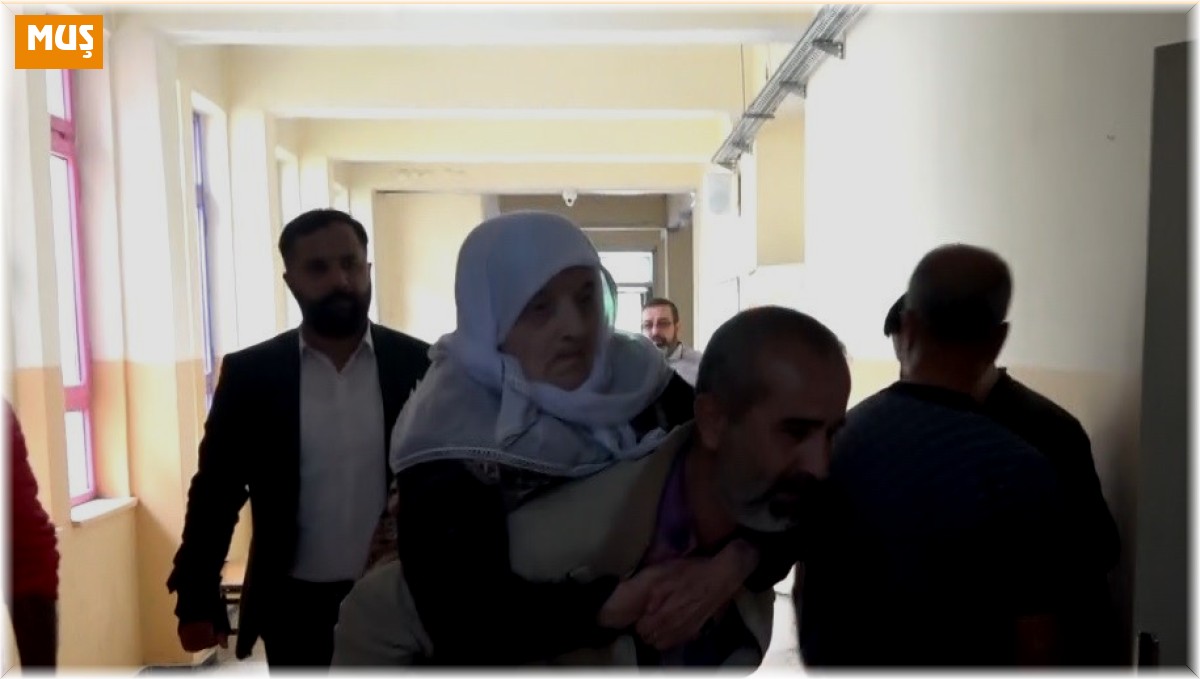 Annesini sırtında taşıyarak sandığa getirdi