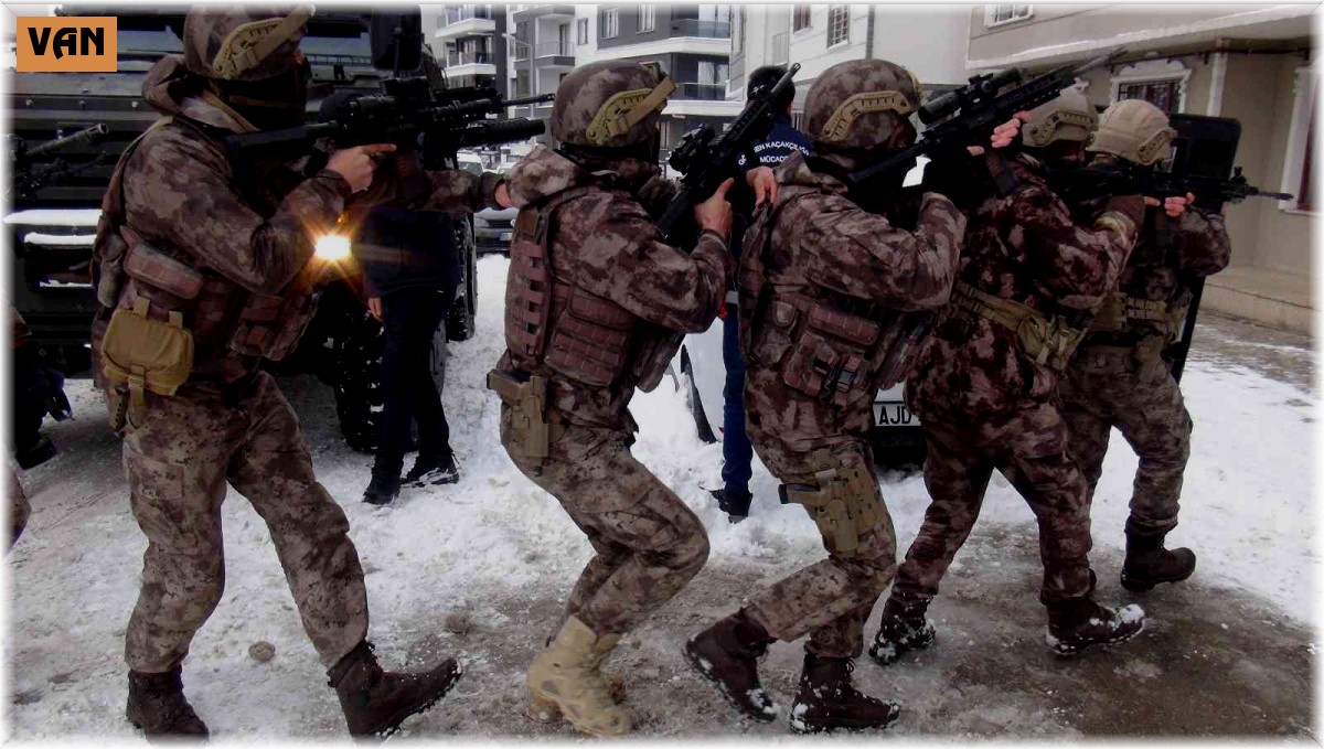 Apartman dairesine operasyon: 10 düzensiz göçmen yakalandı