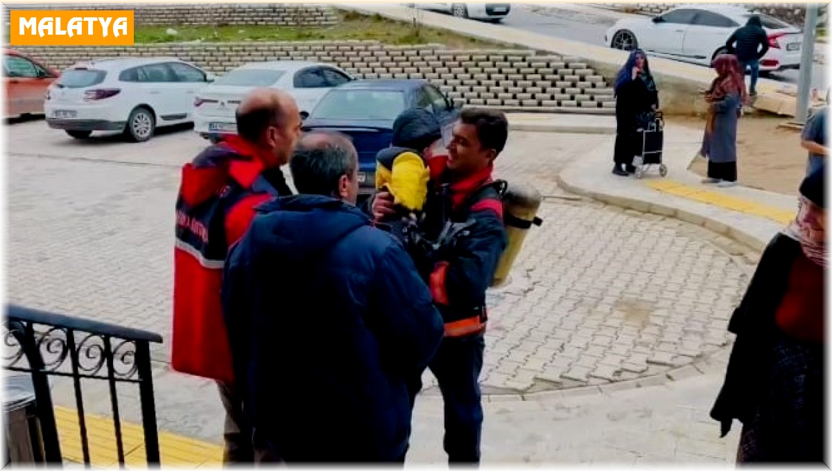 Apartmanda çıkan yangında 8 kişi dumandan etkilendi