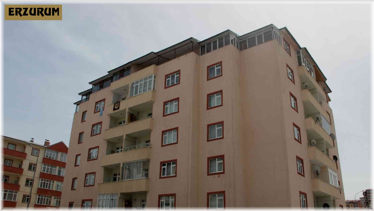 Apartmanın 6. katından düşen çocuğu vatandaşlar tuttu