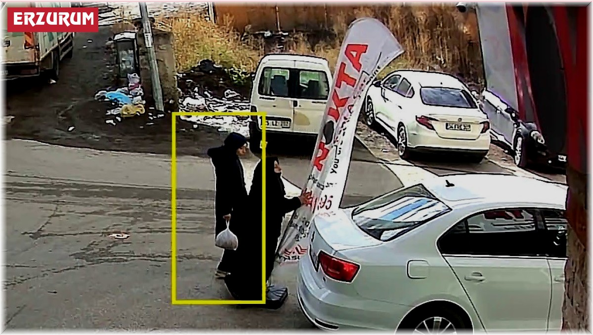 Araba çarpmasın diye yolu kontrol ederken reklam direğine çarptı