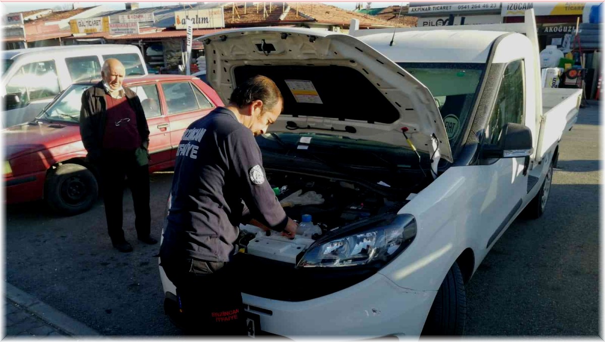 Arabanın motoruna sıkışan yavru kediyi itfaiye kurtardı