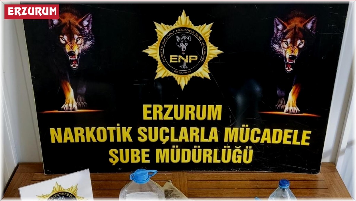 Arabanın silecek su haznesine sıvı metamfetamin sakladılar, polisten kaçamadılar