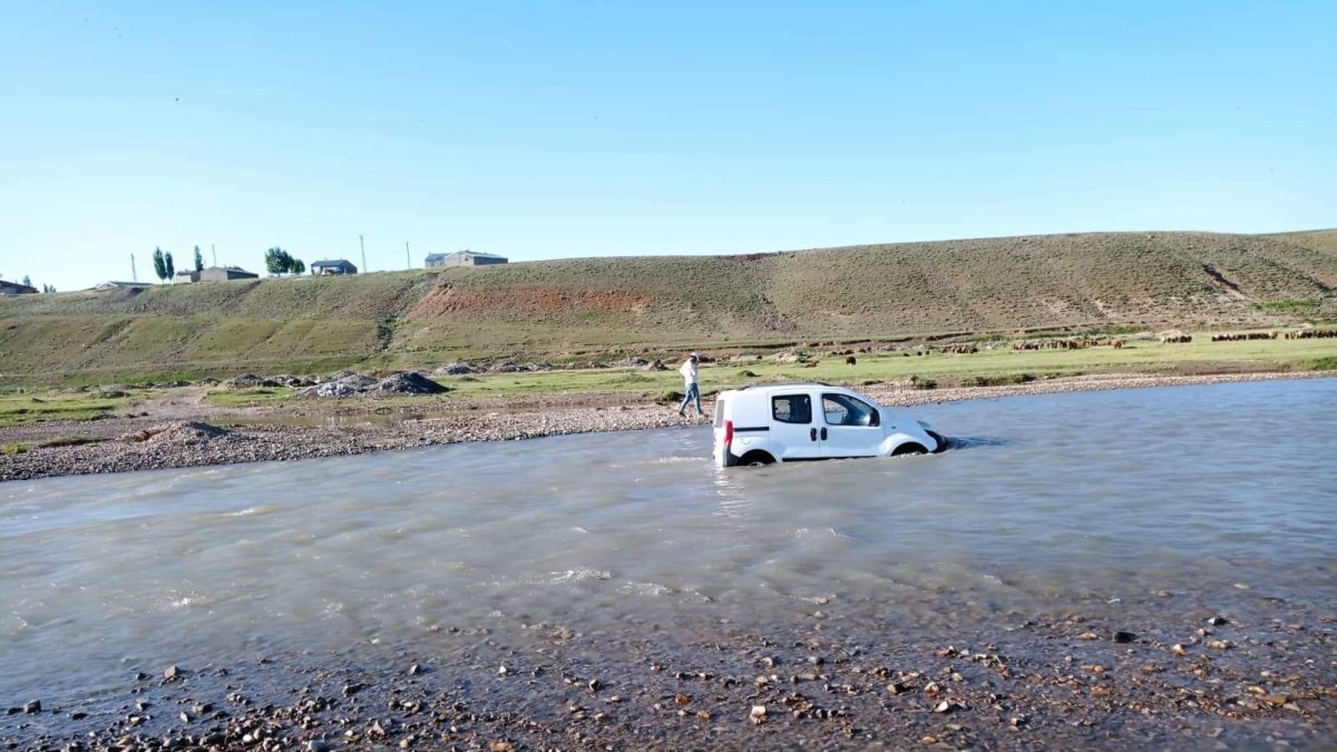 Arabasını yıkamak isterken nehir sularına kaptırdı