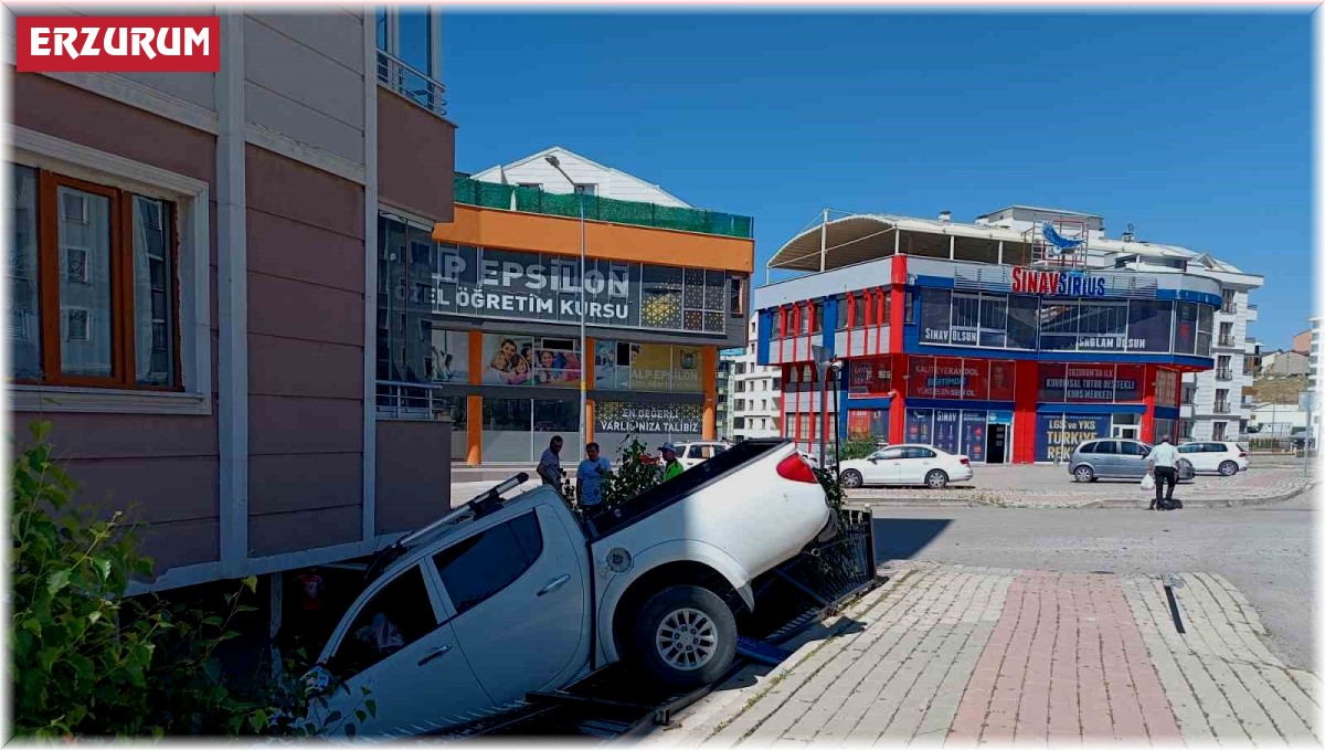 Araç evin bahçesine uçtu