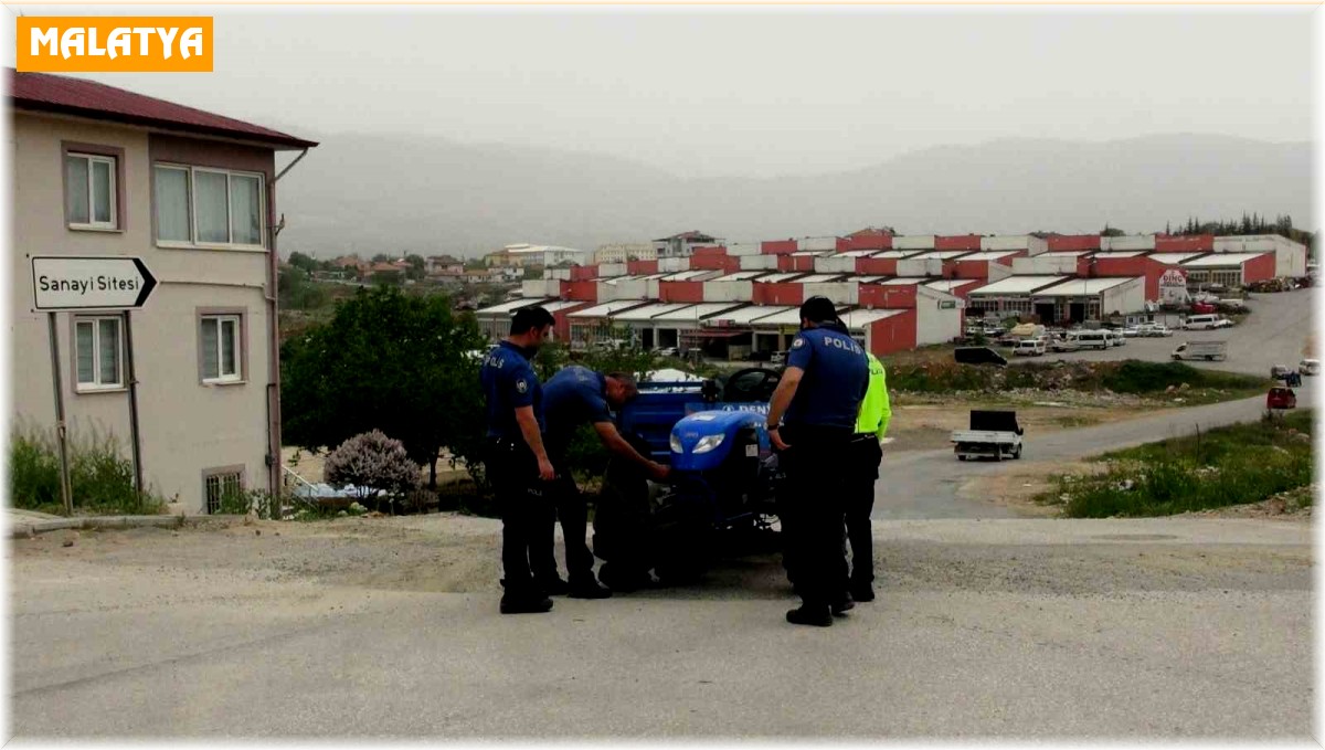 Aracı arızalanan yaşlı sürücünün yardımına polisler yetişti