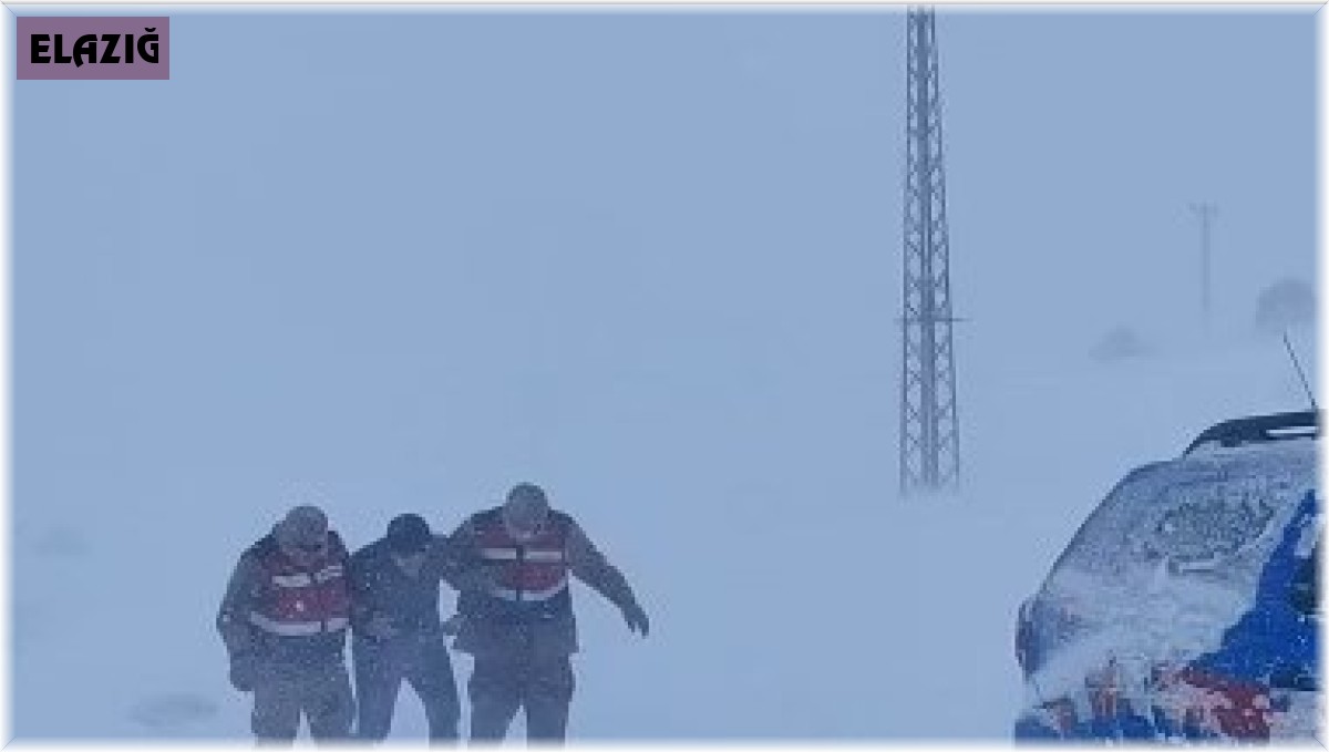 Aracı arza yapan ve donma tehlikesi geçiren şahsı jandarma kurtardı
