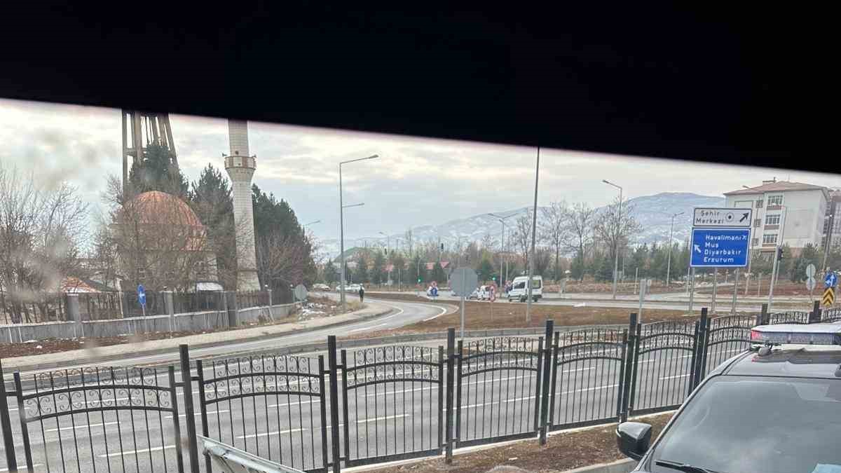 Aracı cadde ortasında bozulan yaşlı adamın yardımına polis ekipleri yetişti