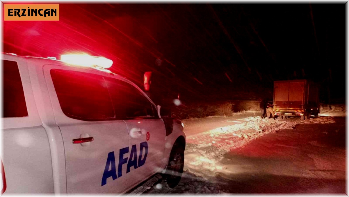 Aracı kara saplanan vatandaşları AFAD kurtardı