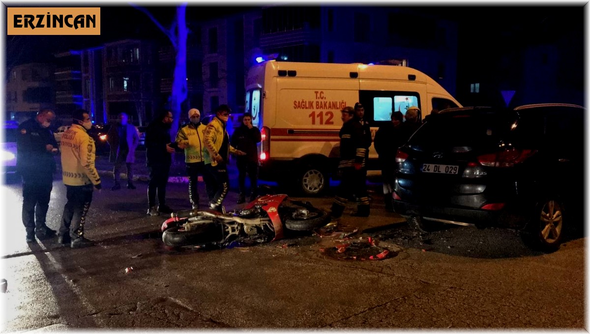 Aracın altında sıkışan motosiklet sürücüsü kurtarıldı