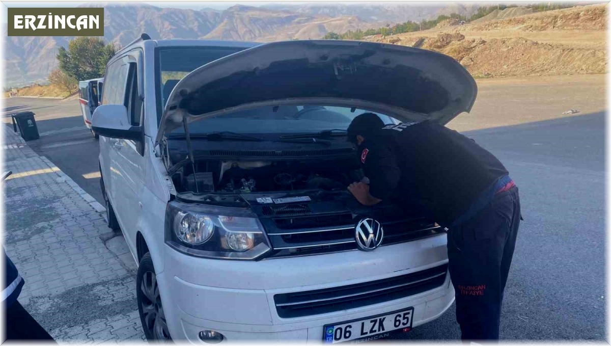 Aracın motoruna sıkışan yavru kediyi itfaiye kurtardı