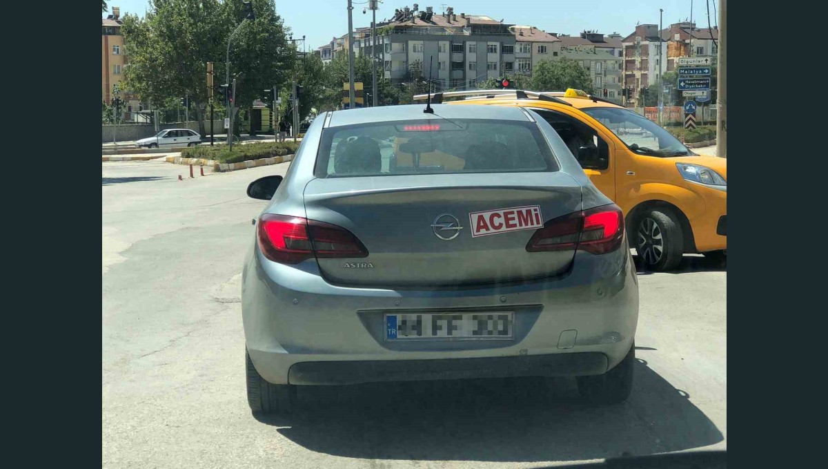 Aracının arkasına 'acemi' yazıp trafiğe çıktı