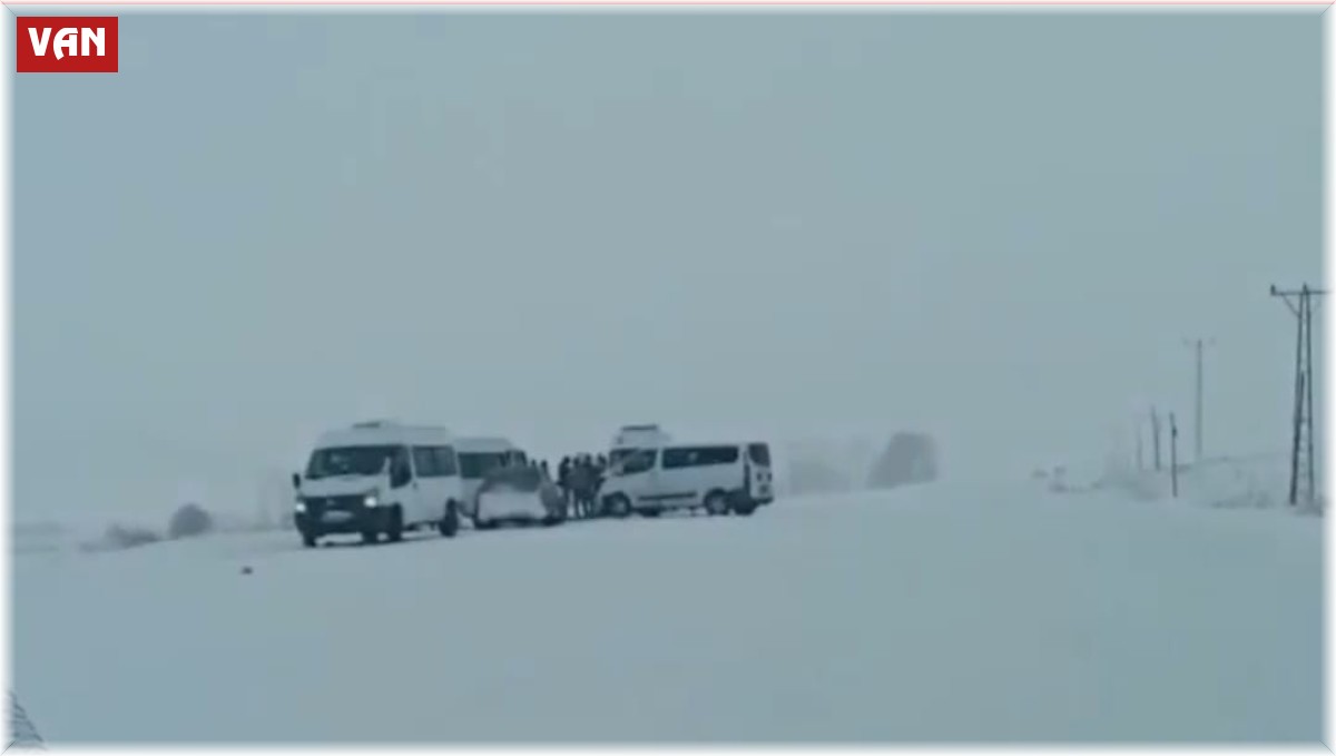 Araçlar kafa kafaya çarpıştı: 8 yaralı