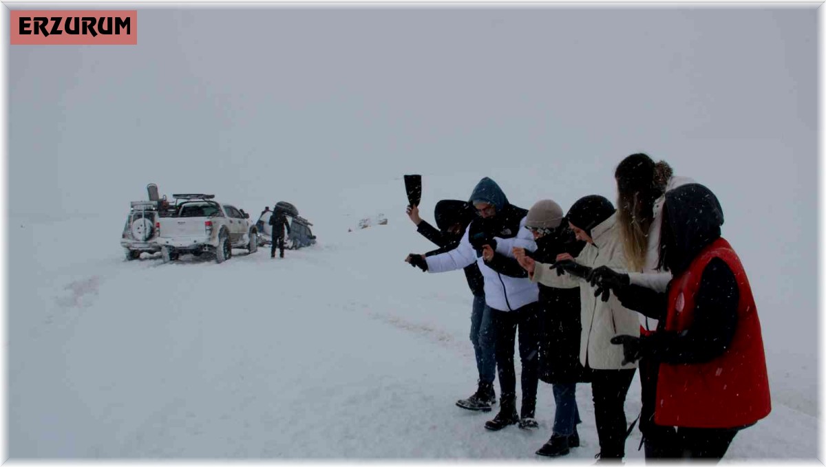 Araçlar kara saplandı, onlar halay çekti