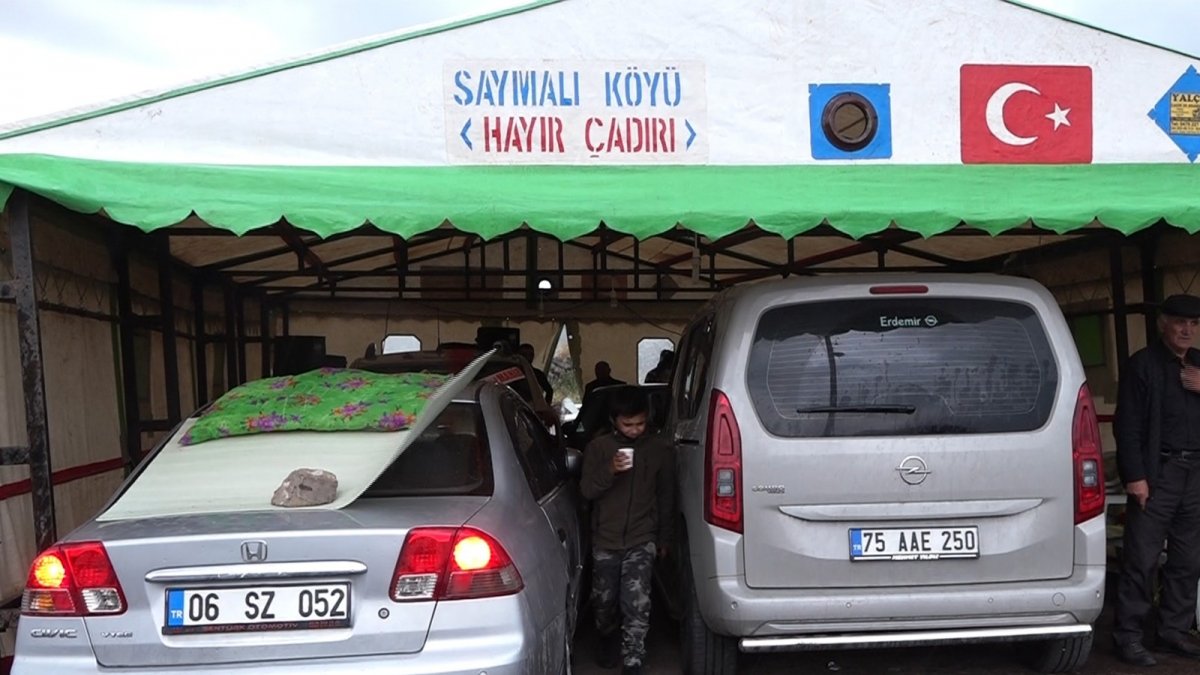 Araçları doludan korumak için taziye çadırı, ot, kilim ve tahtalı önlem