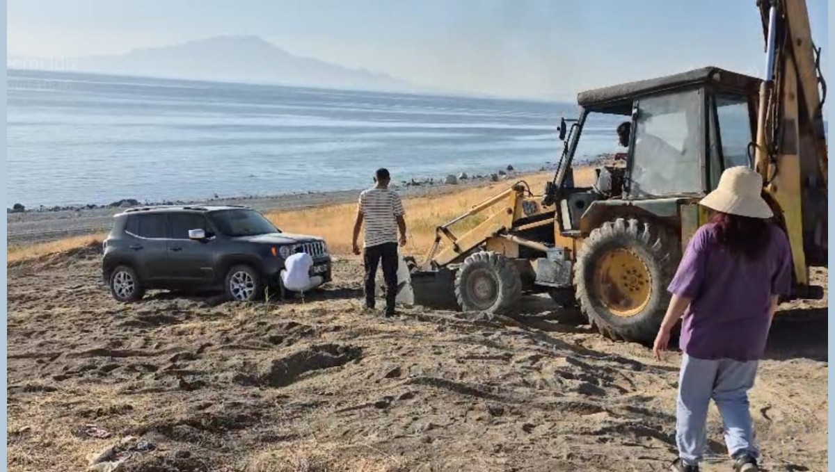 Araçlarıyla yolda kalan piknikçilerin yardımına muhtar koştu
