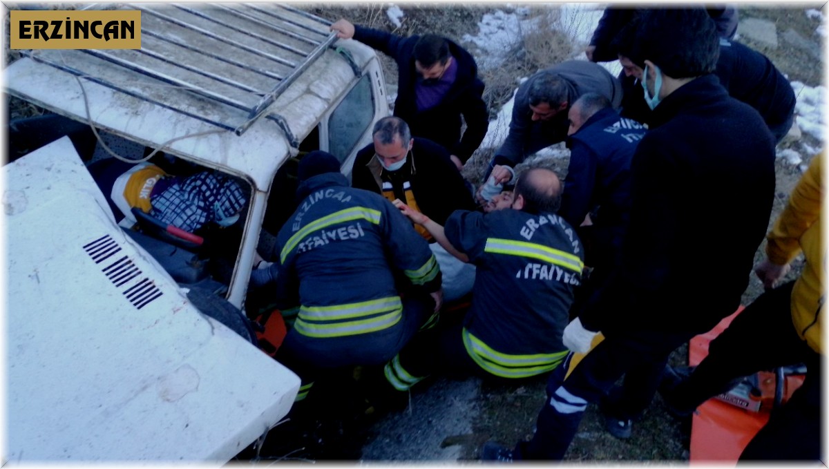 Araçta sıkışan sürücü itfaiye ekiplerince kurtarıldı