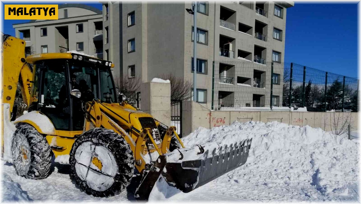Arapgir'de kar mesaisi sürüyor