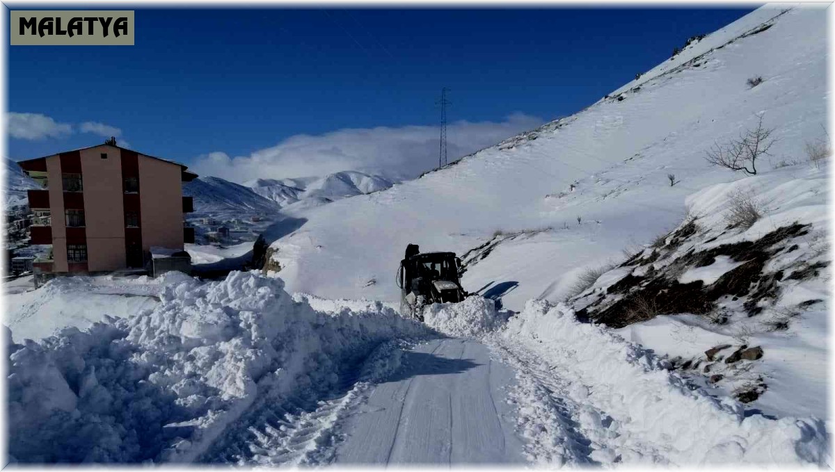 Arapgir'de kar yağışı sonrası yollar açılıyor