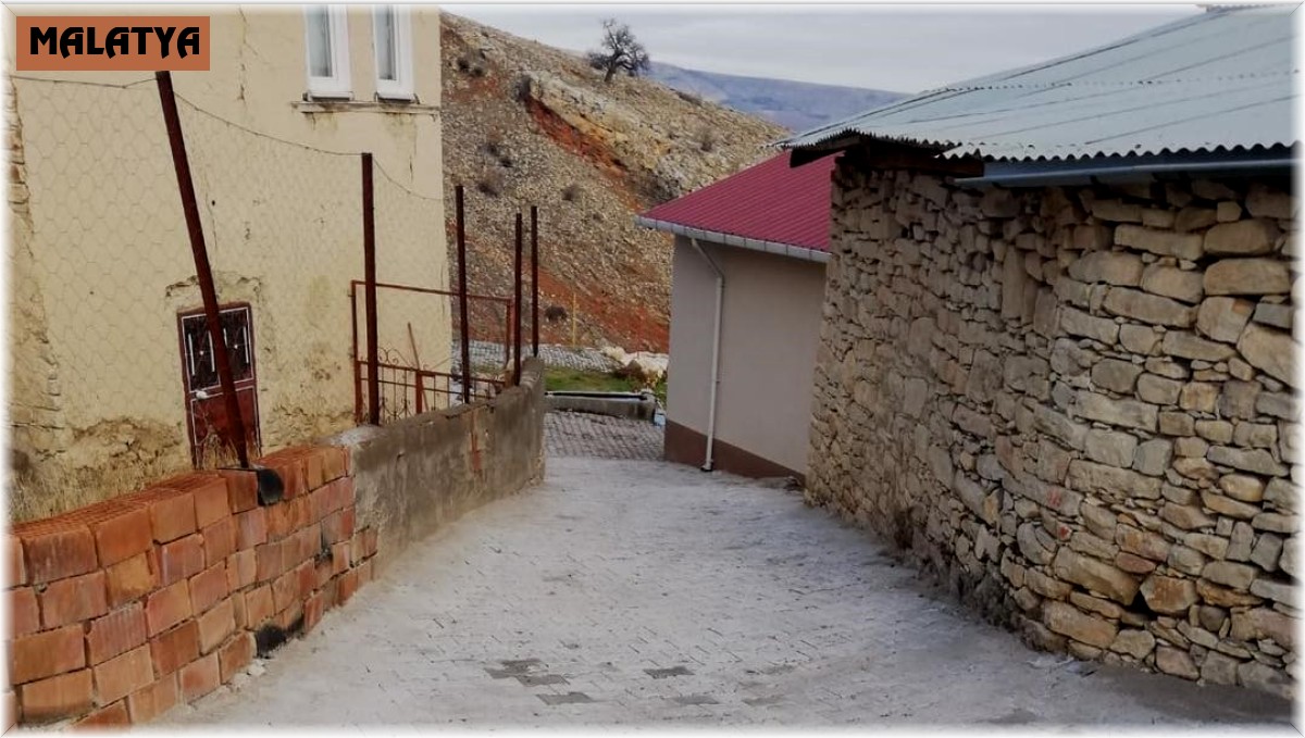 Arapgir'de kilit taş çalışmaları sürüyor