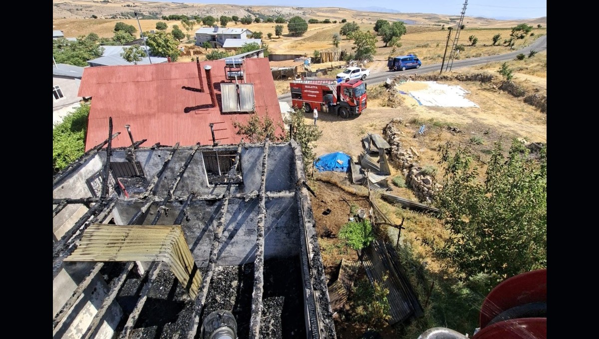 Arapgir'de korkutan ev yangını