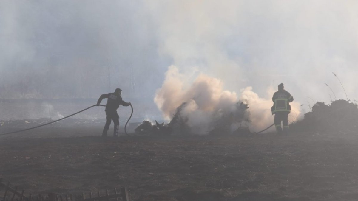 Arazide çıkan yangında tarım aletleri zarar gördü