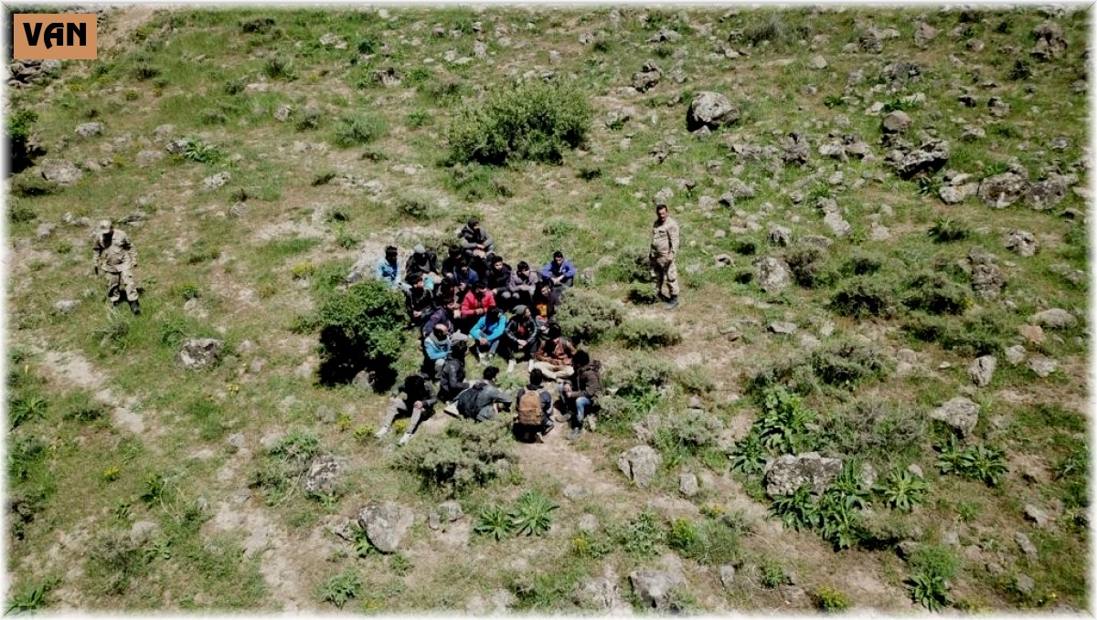 Arazide yaya ilerleyen 28 düzensiz göçmen yakalandı