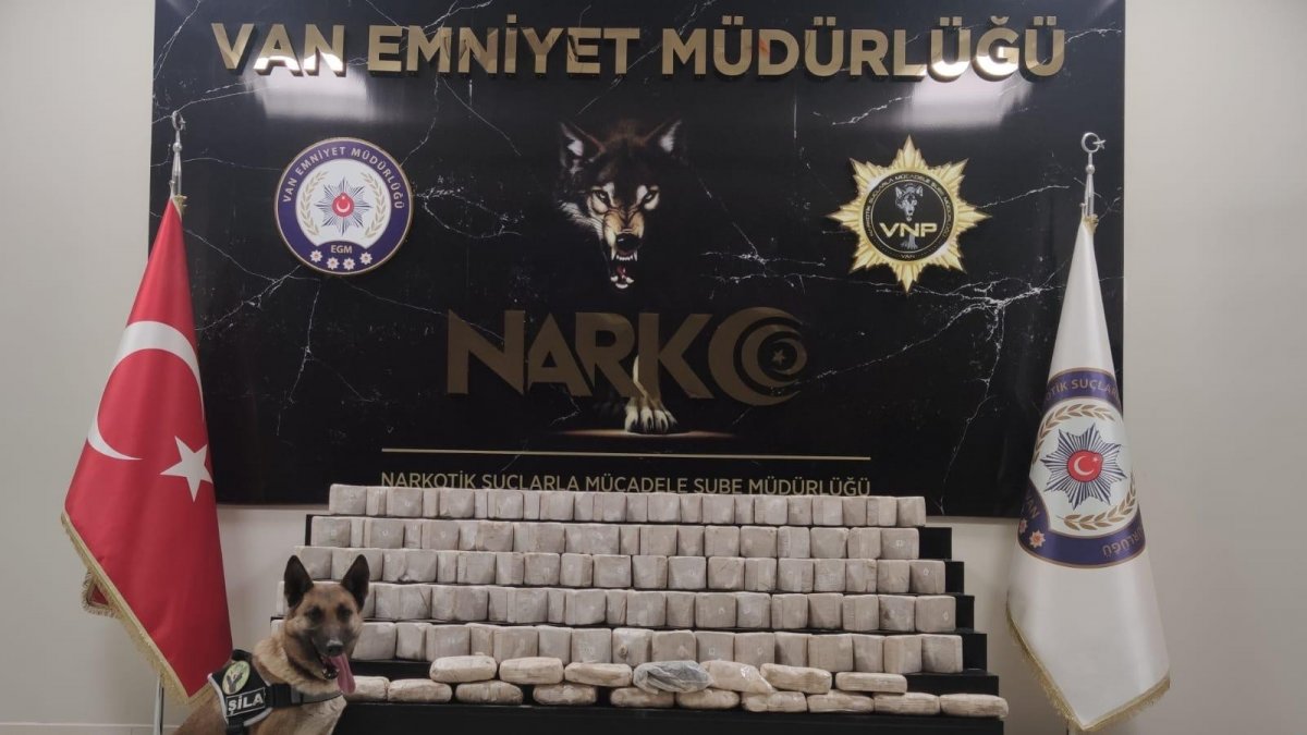 Araziye gizlenen 61 kilo eroini narkotik köpekleri buldu