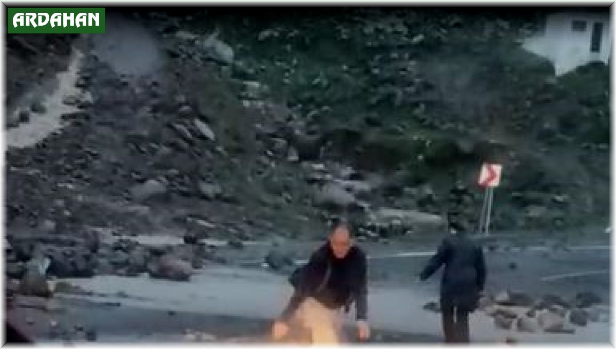 Ardahan-Ardanuç yolunda korkutan heyelan