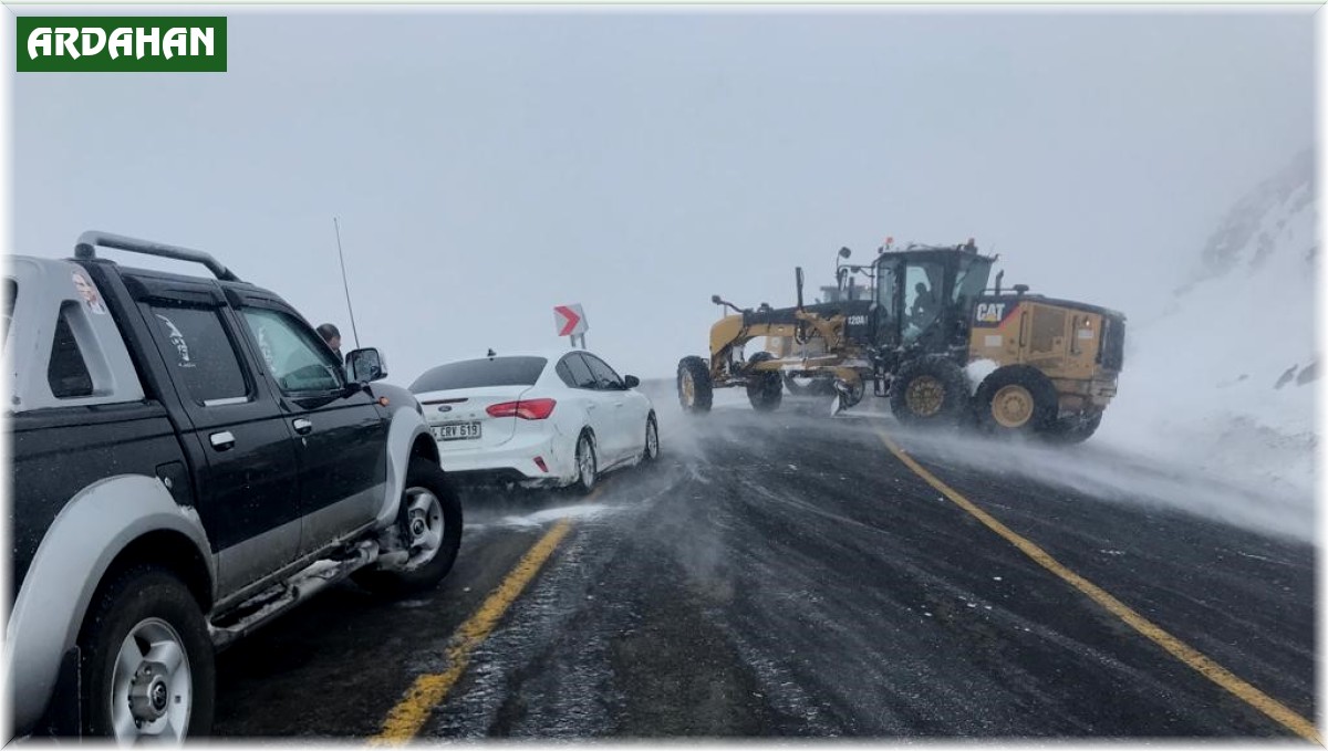 Ardahan-Artvin karayolu üzerindeki Sahara Geçidi'ne çığ düştü: İş makinesi kar altında kaldı