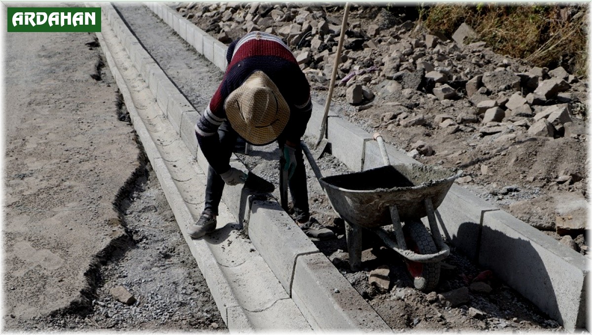 Ardahan Belediye ekiplerinden kaldırım yenileme ve bordür çalışması
