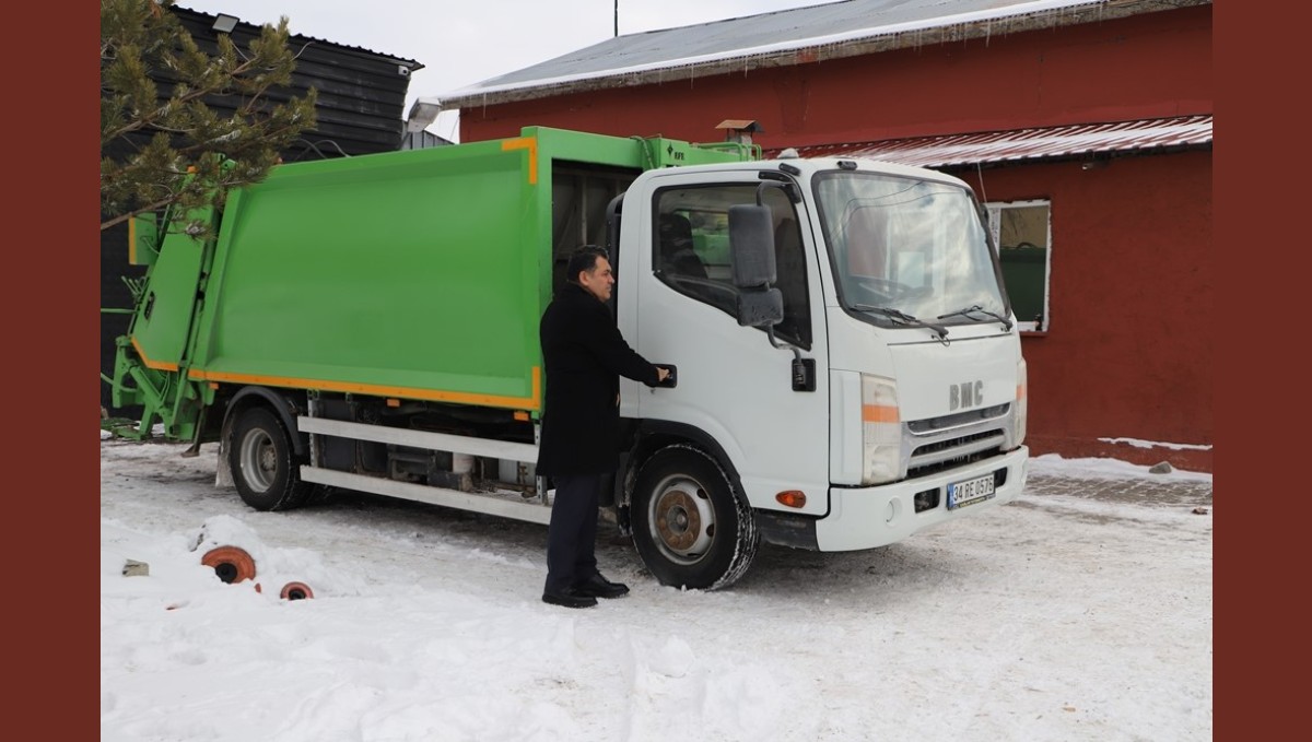 Ardahan Belediyesi'ne yeni çöp kamyonu hibe edildi